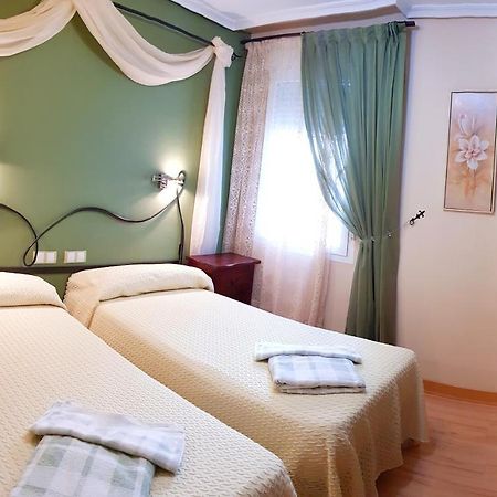 Hostal De La Torre Hostal Economico バリャドリド エクステリア 写真