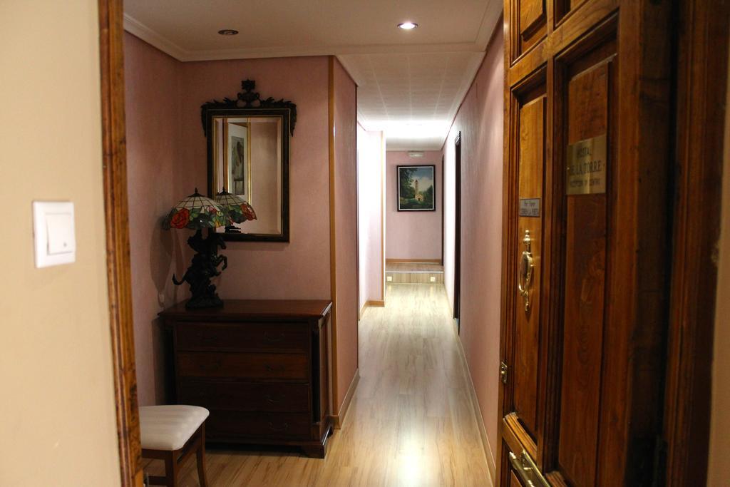 Hostal De La Torre Hostal Economico バリャドリド エクステリア 写真