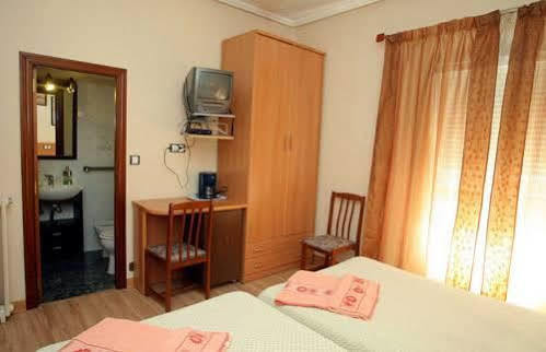Hostal De La Torre Hostal Economico バリャドリド エクステリア 写真