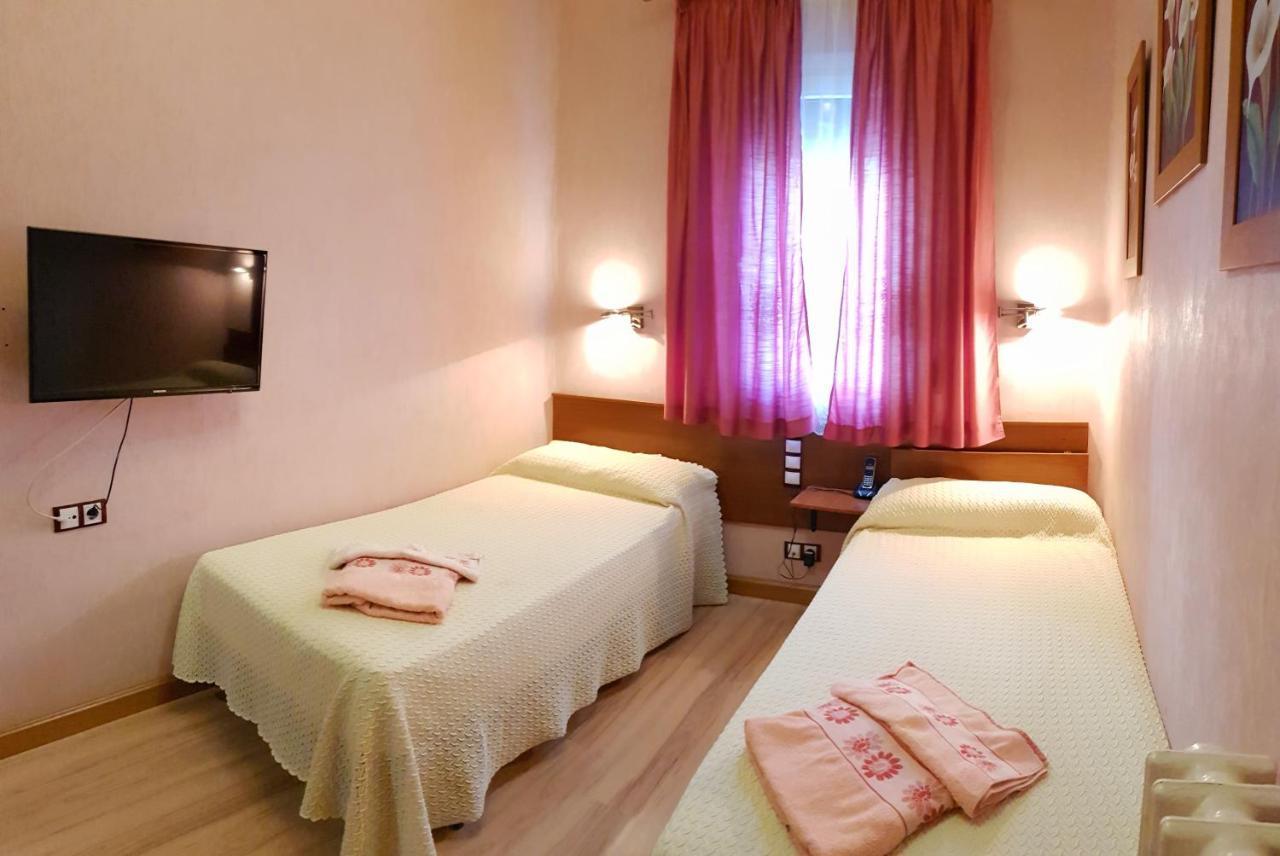 Hostal De La Torre Hostal Economico バリャドリド エクステリア 写真