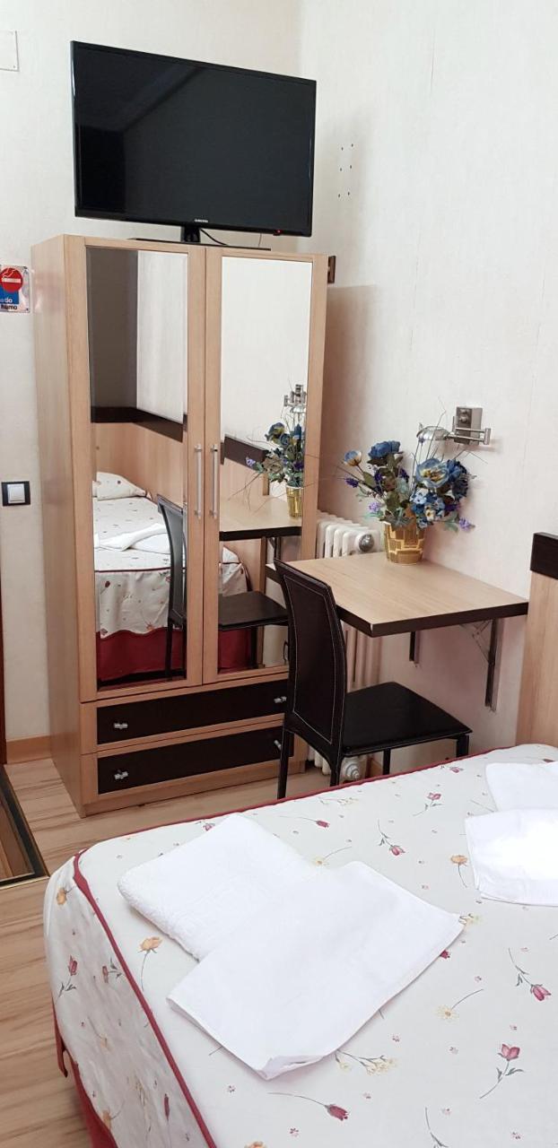 Hostal De La Torre Hostal Economico バリャドリド エクステリア 写真