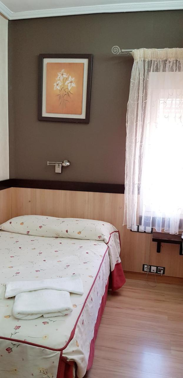 Hostal De La Torre Hostal Economico バリャドリド エクステリア 写真